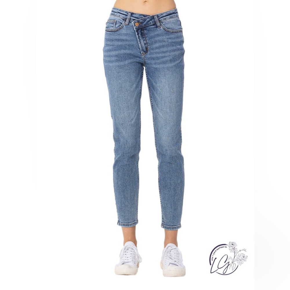 Judy Blue Relaxed Fit Cross Over Front Size 3/26